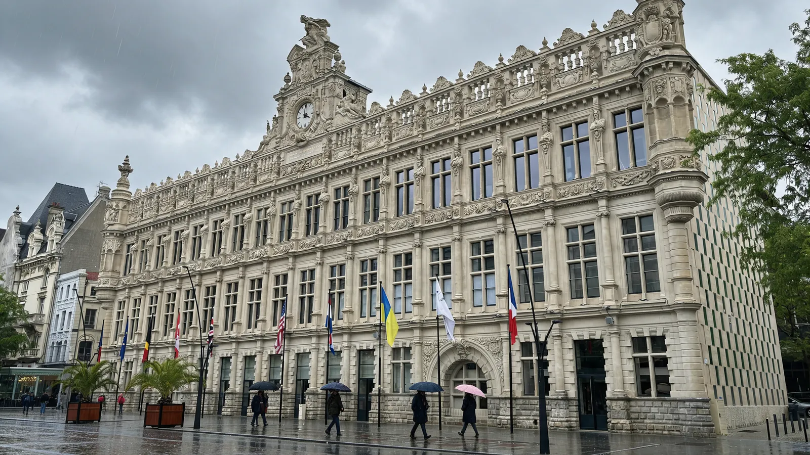 L'hôtel de ville de Valenciennes sur la place d'Armes, un jour de pluie, passants sous leurs parapluies