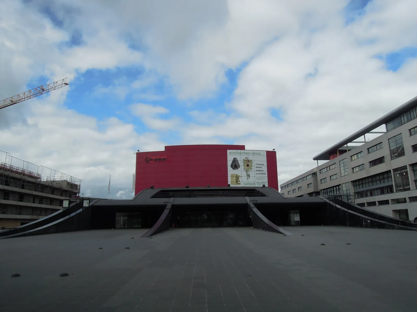 La façade rouge du Phénix, scène nationale de Valenciennes