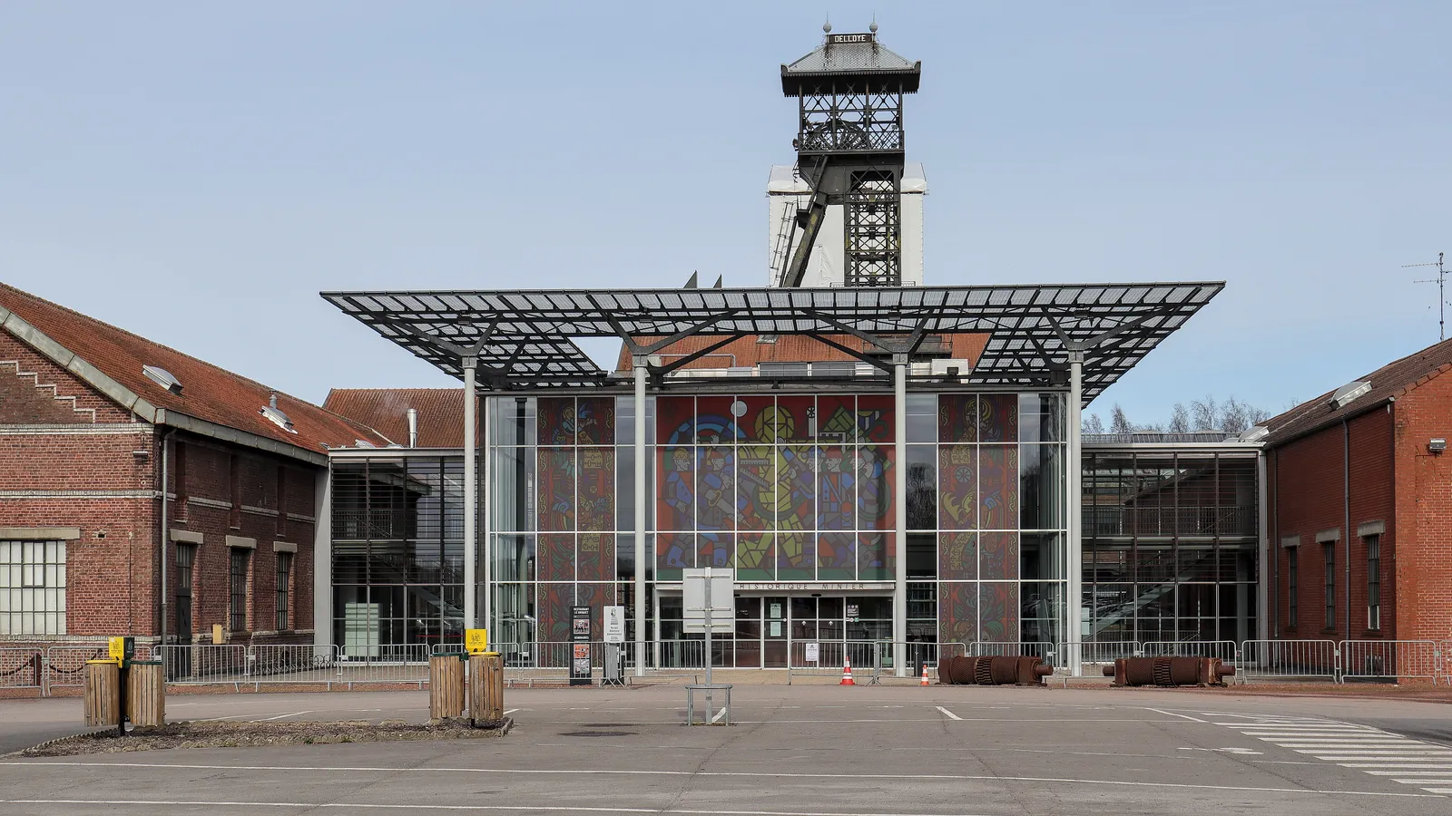 L'entrée du Centre Historique Minier de Lewarde, dominée par son chevalement