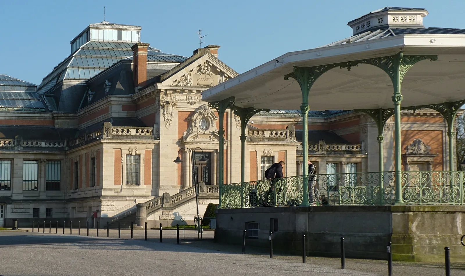 La façade du musée des Beaux-Arts de Valenciennes et son kiosque